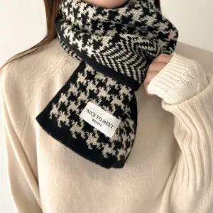 믹스패턴 포인트하기 좋은 니트 머플러