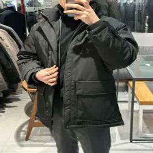 [트루젠] 트루젠 (구스다운/단독특가) 블랙 하프기장 쉘파카 디테일 남자 점퍼 1244IH002054-1