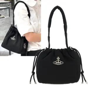 25fw 비비안웨스트우드 힐러리 버킷백 스몰/4C03000AU W001Y N401