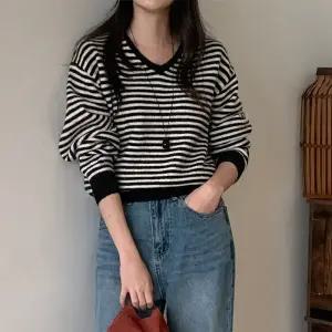 [코코블랑] 셀단가라 브이넥 울 니트