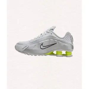[나이키] NIKE 샥스 R4 W - 화이트 메탈릭 실버 볼트 화이트 AR3565-102