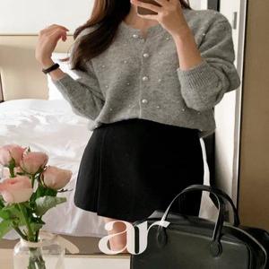 울함유 (영롱진주/보들보들/클래식무드) 헬리스 진주 버튼 루즈핏 라운드 울 가디건 c