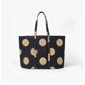 [롯데백화점]샌프란시스코마켓 [AMIACALVA 아미아칼바] SFM 20TH ANNIVERSARY DOT TOTE(M) NAVY/ACE2M80006
