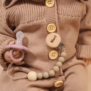 개인화 된 아기 젖꼭지 클립 사용자 정의 이름 실리콘 구슬 젖꼭지 더미 클립 새겨진 유아 나무 젖꼭지 홀더 신생아 선물