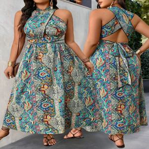 2025 플러스 사이즈 패션 추천! 에스닉 프린트 홀터넥 백리스 맥시 드레스(플러스 사이즈). 풍부한 색상의 복고풍 패턴, 독특한 Hal