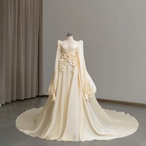 가볍고 시폰 소재의 웨딩드레스에 수작업으로 만든 꽃잎이 장식되어 심플하면서도 우아한 신부 드레스로 연회에 적합합니다.