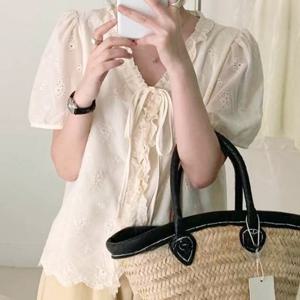 샵앤) 여성 프릴 V넥 꽃펀칭 레이스 반팔 블라우스 MSE-WBL-20687-베이지