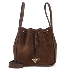 25 FW 프라다 브라운 트라이앵글 로고 플라크 드로스트링 스웨이드 버킷백 1BE087VOVO2C4S