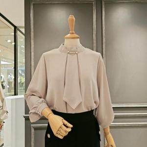 [아니베에프]  A42WBL550_타이 진주장식 블라우스