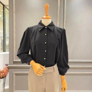 [아니베에프]A59WBL520_골드버튼 어깨주름 블라우스