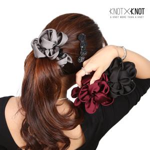 [KNOTXKNOT] 로맨틱 새틴 볼륨 빅 플라워 바나나핀