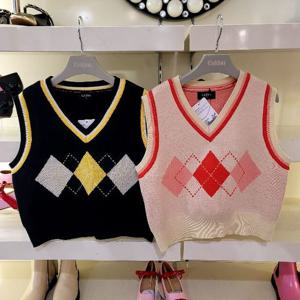 [셀덴]MARIOV넥 아가일 크롭조끼 EDVK23154