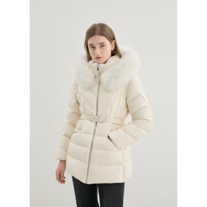 [게스]여성 Featherlight 폭스 퍼 중힙 글램 다운 YP4W5875