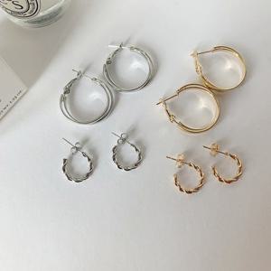 베리영 / 심플 원터치 미니 꼬임 링 귀걸이 세트(2color)