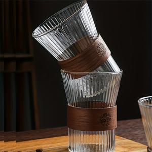 TEMU 2개 세트 우아한 수직 줄무늬 유리 커피컵 나무 손잡이 포함 - 전자레인지 사용 가능, 내열성, 재사용 가능한 주방 및 식사용 유리잔, 크리스마스, 추수감사절, 발렌타인데이에 완벽, 커피 바 액세서리, 스타일리시 주방용품, 모던 드링크웨어, 드링크웨어, 트렌디한 드링크웨어