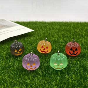 TEMU 5개 세트 야광 호박 참 - 할로윈 & 추수감사절 장식, 주얼리 만들기용 걸이 구멍 포함, 키체인, 신발/부츠 장식 - 스푸키 파티 선물, DIY 공예 - 오렌지, 그린, 퍼플, 레드, 블랙 내구성 레진 펜던트 - 할로윈, 크리스마스, 추수감사절 선물, 축제 키체인, 야광, 수제 디테일, 장식 액센트, 선물 쇼퍼에 완벽
