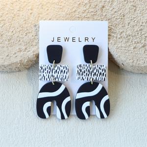 TEMU 여성용 블랙 앤 화이트 수직 점프 클레이 텍스처 인 디자인 트렌디한 감성 아크릴 귀걸이