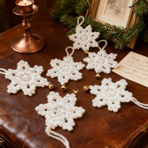 TEMU 6개 코바늘 뜨개질 눈꽃 행잉 크리스마스 트리 장식 - 흰색에 금색 벨, 패브릭, 전기 불필요, 가정 및 자동차 장식에 적합, 크리스마스 및 휴일 축하 행사에 이상적인 선물, 크리스마스 장식, 특이한 키링, 가랜드, 계절 장식 겨울, 아크릴, 열쇠고리 키링, 어린이집 가을 환경꾸미기