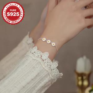 TEMU 1개 데이지 팔찌, S925 스털링실버리 소형꽃참뱅글 – 독특한 디자인의 우아하고 섬세한 플로럴주얼러리, 여성용 휴일·생일·졸업파티 선물 (저알레르기), 축제액세서리, 선물, 엘레강트브레이슬릿, 다이니바ング루, 정교한 장인 정신, 가벼운 밴들렛, 여성용 팔찌, 플로랄반지, 졸업선물, 파티악세사리