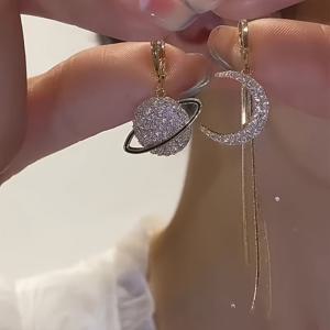 TEMU 여성용 아시메트릭 SATURN & 문 드롭 귀걸이 - 천체 모양 태슬, 골든톤 레트로/후프 귀걸이, 데일리 & 파티용, 마르디 그라 주얼리, 사계절 활용 가능한 액세서리 (도금 없음), 독특한 귀걸이,여성용 귀걸이,특이한 귀걸이,빈티지 귀걸이,매달린 귀걸이,선생님 귀걸이,주얼리,재미있는 귀걸이,여성용 귀걸이,기발한 귀걸이|링귀걸이