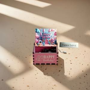 TEMU 1개 핑크색 손으로 돌리는 빈티지 목재 레저 조각 음악 상자 - 재활용 나무 생일 선물, '해피 버스데이' 문구 포함, 기발한 집 & 캐릭터 디자인 홈 데코, 크리스마스, 데이, 새해, 생일 상자, 축하 기념품, 장난기 있는 미학적 아트 공예, 휴일 구매자를 위한 최고의 선물