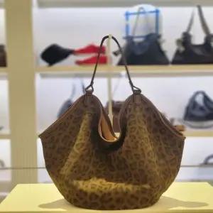 [갤러리아] [발리스윗] 호피무늬인조스웨이드호보숄더백 SP9WAB43