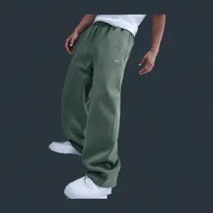 [나이키] 솔로 스우시 플리스 오픈 헴 팬츠 HV1091-364