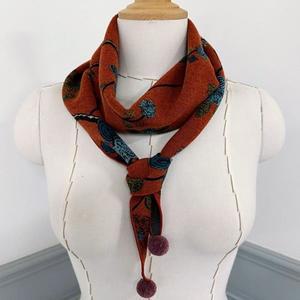 [애슬릿] 중년 여성 방울 꽃 패턴 간절기 삼각 롱 머플러