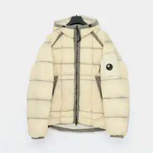 CP컴퍼니 25FW 렌즈와펜 DD쉘 미디움 후드 패딩 남성 자켓 19CMOW702A 110416A 402