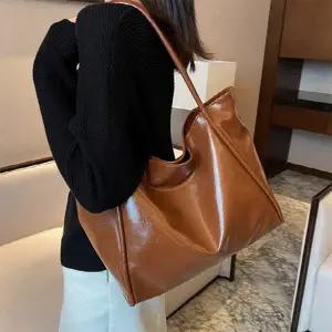 [다잇템] 여자 클래식 민무늬 빅백 레더 휘뚜루 보부상 숄더백