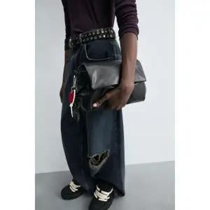 (MD PICK) ZARA 키링 플랩 크로스백 - 블랙 3527620800 106101