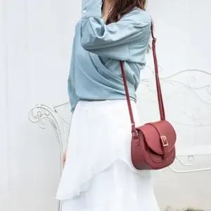 버클장식 미니 반달 여성 정장 가방 베이직 크로스백
