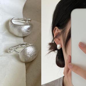 쉐입 네추럴 실버 볼드 무광 미니멀 원터치 귀걸이 (925 silver)