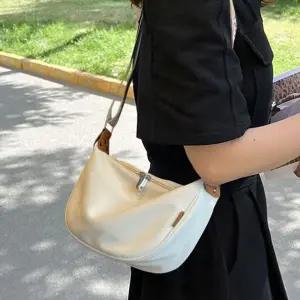 [콩심팥심]라운드 반달 미니 크로스백 캔버스 스트랩 외출가방