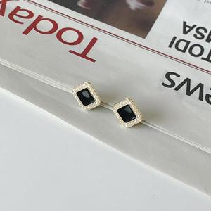 덧레이 캐주얼 큐빅 여성 검정 깔끔 이어링 디테일