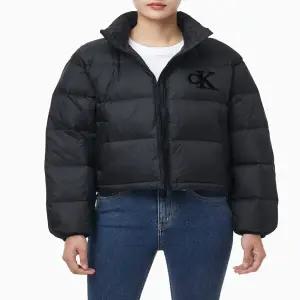 [캘빈클라인진] (47D503G-UB1) 여성 셔닐 로고 다운 푸퍼 패딩 점퍼