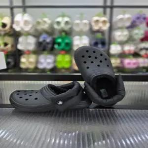 [크록스]포근한 털 클래식 퍼프 스트랩 라인드 클로그 211979-001/애플아울렛