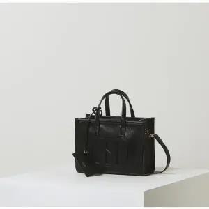 [헤지스](대구신세계)블랙 로고패치 소가죽 미니토트백 HIBA4E506BK