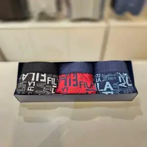 휠라언더웨어 3종세트 로고프린트 아웃밴드 남성 드로즈 FI253DR07M002