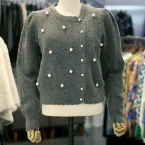 [르니앤맥코이]진주 장식 퍼프 소매 니트 가디건 ARAMM11CD708HJY-1