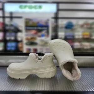 [크록스]스톰프 라인드 숄티 부츠 리넨 210673-0JI