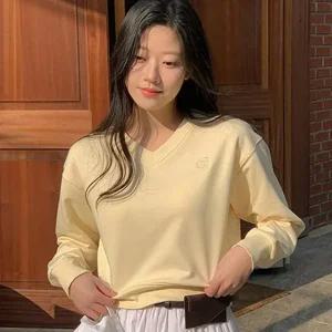 트리아 자수 브이넥 크롭 맨투맨 봄 가을 데일리룩 출근룩