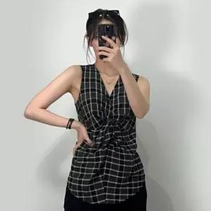 여성 블랙 체크 언발 꼬임 민소매 나시 브이넥 블라우스 여름 휴가 데일리 룩
