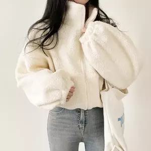 [롯데백화점]샐리 세미 크롭 뽀글이 집업 점퍼_I5D-CJP001