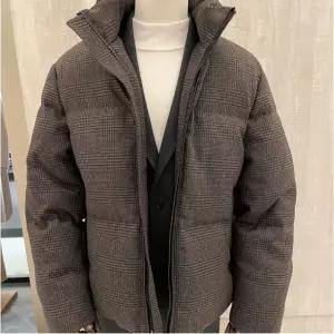 [롯데백화점]지이크 프리미엄 구스다운 브라운체크 숏패딩PHD6516