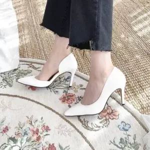 스틸레토힐 뾰족코 심플 옆트임 여자 하이힐 구두