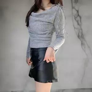 [옷자락]여성 오프숄더 셔링 어깨 리본 슬림 니트