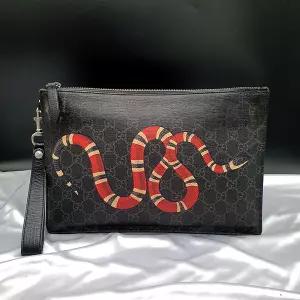 구찌 수프림 스네이크 맨스백 세컨백 클러치백 중고 명품 가방 은피아노