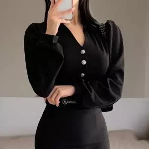 [신상오픈런]|KCH41F4|여성 브이넥 퍼프 소매 크롭 블라우스