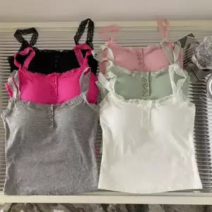 [라일리여성의류] Rly 레이스 단추 민소매티셔츠 SLT-N10